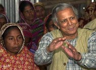 Professor Muhammad Yunus, Gründer der Grameen Bank, erklärt Frauen in einem Dorf in Bangladesch das System der Mikrokreditfinanzierung; Foto: AP