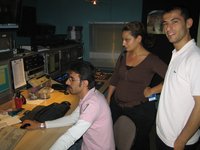 Redakteure und Techniker von Düzgün TV im Regieraum; Foto: Petra Tabeling
