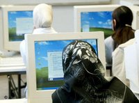 Muslimische Frauen vor dem Computer; Foto: AP 
