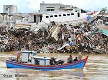 Boot vor zerstörtem Hafen nach dem Tsunami in Banda Aceh, Foto: dpa