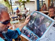 Zeitungsleser in einem Café, Foto: AP