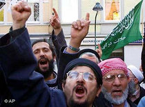 Demonstration von Islamisten in Düsseldorf gegen die Abschiebung von Metin Kaplan; Foto: AP