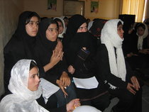 Schülerinnen der 10.-12. Klasse bei der Filmvorführung über gesundheitliche Aufklärung durch das Mobile Cinema in Herat; Foto: Martin Gerner