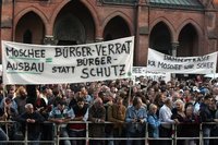 Demonstration gegen den Ausbau einer Moschee in Österreich; Foto: dpa