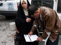 Irakische Flüchtlinge vor dem Büro des UNHCR in Damaskus; Foto: AP