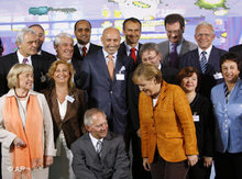 Die Beauftragte der Bundesregierung für Ausländerpolitik und Integration, Maria Boehmer (CDU), Bundesinnenminister Wolfang Schäuble (CDU), Bundeskanzlerin Angela Merkel (CDU), vordere Reihe v.l., und Bundesjustizministerin Brigitte Zypries (SPD), rechts, posieren am Donnerstag, 12.Juli 2007, in Berlin mit Teilnehmern des zweiten Integrationsgipfels; Foto: AP