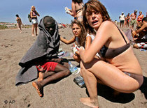 Afrikanischer Flüchtling und Touristen auf Teneriffa; Foto: AP