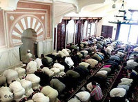 Betende Muslime in der Albaicín-Moschee von Granada; Foto: dpa