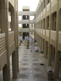 Blick in den Männerkorridor der Sultan-Qabus-Universität; Foto: Charlotte Wiedemann