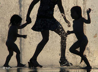 Frau mit Kindern; Foto: AP