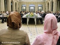 Zuhörerinnen auf der Islamkonferenz; Foto: dpa