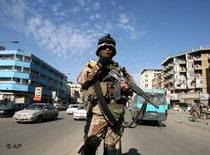 Ein schwerbewaffneter irakischer Soldat überwacht den Verkehr an einer Straßenkreuzung in Bagdad; Foto: AP