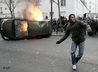 Steinewerfender Demonstrant; Foto: AP