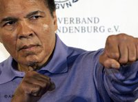 Muhammad Ali auf einer Pressekonferenz in Berlin im Dezember 2005; Foto: AP