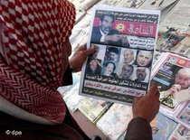 Zeitungsleser in Bagdad; Foto: dpa