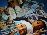 Titelblätter des AMANA-Magazins; Foto: AMAN