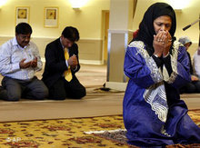 Professorin Amina Wadud leitet ein Freitagsgebet; Foto: AP