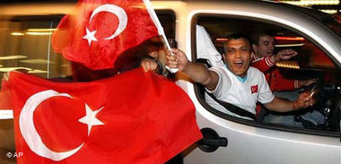 Türkei Fans nach 3:2 Sieg gegen Tschechien; Foto: AP