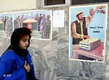 Afghanische Frau in Kabul passiert Plakat mit Aufruf zur Abstimmung über die Verfassung; Foto: AP
