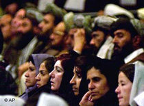 Zuhörerinnen in der afghanischen Ratsversammlung; Foto: AP