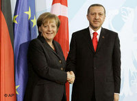Bundeskanzlerin Merkel und türkischer Ministerpräsident Erdogan in Berlin; Foto: AP
