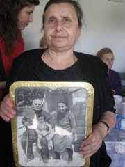 Kyriaki Papadopoulu zeigt auf einem Bild ihre Vorfahren vom Schwarzen Meer; Foto: Tuba Tuncak