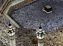 Mekka-Pilger an der Kaaba; Foto: AP