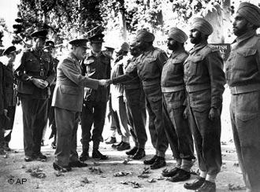 Winston Churchill trifft indische Offiziere; Foto: AP
