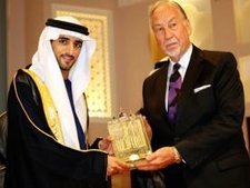 Preisverleihung an Murad Hofmann in Dubai: Dubais Kronprinz, Seine Hoheit Scheikh Hamdan Bin Mohammed Bin Rashid Al Maktoum und Dr. Murad Hofmann; Foto: AP