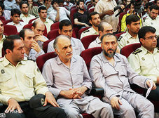 Mohammad-Ali Abtahi sitzt während seiner Anhörung vor Gericht (erste Reihe, zweite Person von rechts); Foto AP