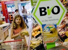 Kind im Supermarkt vor Bioware; Foto: dpa