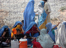 Afghanische Flüchtlingsfrauen im pakistanischen Peshawar; Foto: AP