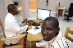 Samba Goïta (rechts) im Centre d'Information et de Gestion des Migrations (CIGEM) in Bamako; Foto: Klaus Sieg