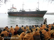 200 aufgegriffene afrikanische Flüchtlinge am Strand von Kato Zacro auf der griechischen Insel Kreta; Foto: dpa