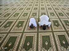 Muslime beten in einer Moschee; Foto: AP
