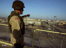 Amerikanischer Soldat auf Observationsturm des Abu Ghraib; Foto: AP