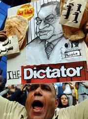 Ägyptischer Demonstrant mit Karikatur von Präsident Hosni Mubarak; Foto: AP