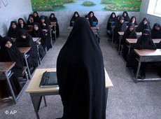 Schülerinnen im Iran; Foto: AP