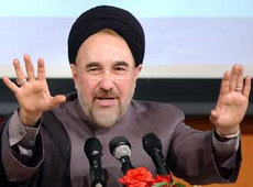 Mohammad Khatami während einer Rede an der Universität Teheran 2004; Foto: AP