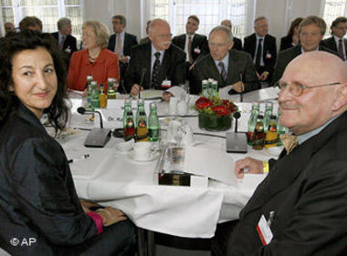 Soziologin Necla Kelek (links) im Gespräch mit dem Vorsitzenden des Koordinierungsrates der Muslime in Deutschland, Ayyub Axel Koehler, auf der 4. Islamkonferenz; Foto: AP