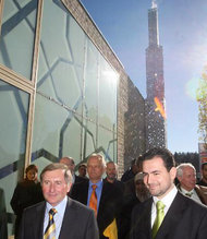 Imam Idriz zeigt Bayerns Landtagspräsident Glück die Moschee; Foto: dpa
