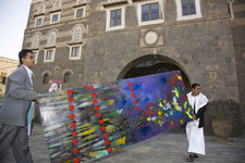 Aufbau von Künstlerexponaten vor dem Nationalmuseum in Sanaa; Foto: Klaus Heymach