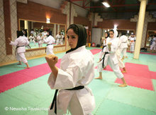 Iranische Frauen beim Karatesport; Foto: Newsha Tavakolian