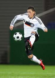 Mesut Özil imTrikot des DFB; Foto: AP