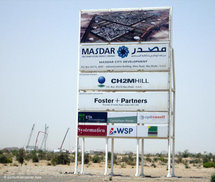 Baustellenschild von Masdar-City; Foto: dpa