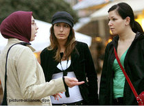 Junge Frauen diskutieren; Foto: picture alliance/dpa