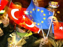 Türken schwenken die Fahne der EU und der Türkei;Foto: AP