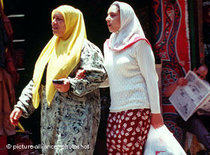 Frauen beim Einkauf in Kairo; Foto: picture alliance/photoshot