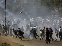 Unruhen im Kibera Slum in Nairobi 2008; Foto: AP