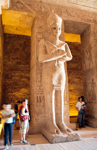 Statue von Ramses II. in Abu Simbel, Ägpten; Foto: Wikimedia Commons